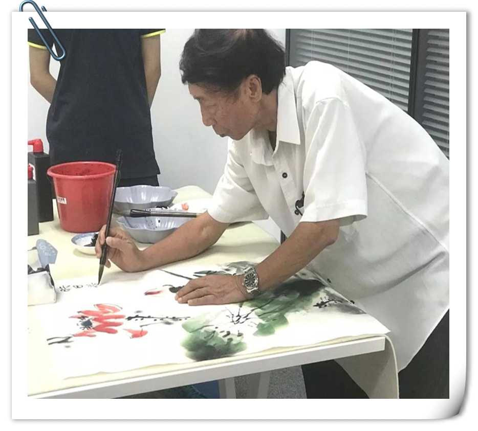 1534816536885517.jpg 進(jìn)貿(mào)通周末|著名國(guó)畫(huà)大師蒞臨進(jìn)貿(mào)通贈(zèng)《映日荷花》《紫氣東來(lái)》