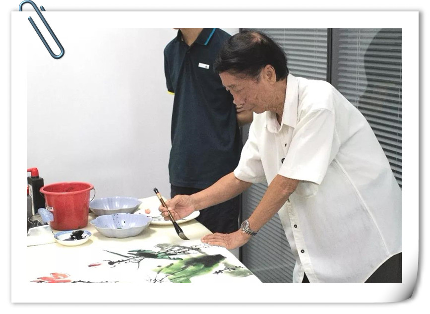 1534816555113109.jpg 進(jìn)貿(mào)通周末|著名國(guó)畫(huà)大師蒞臨進(jìn)貿(mào)通贈(zèng)《映日荷花》《紫氣東來(lái)》