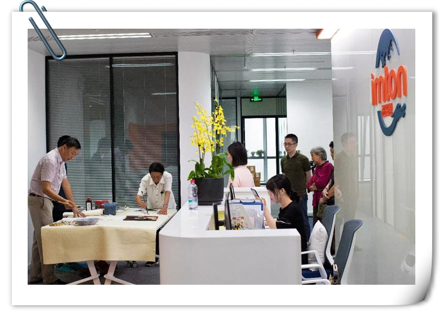 1534816619896617.jpg 進(jìn)貿(mào)通周末|著名國(guó)畫(huà)大師蒞臨進(jìn)貿(mào)通贈(zèng)《映日荷花》《紫氣東來(lái)》