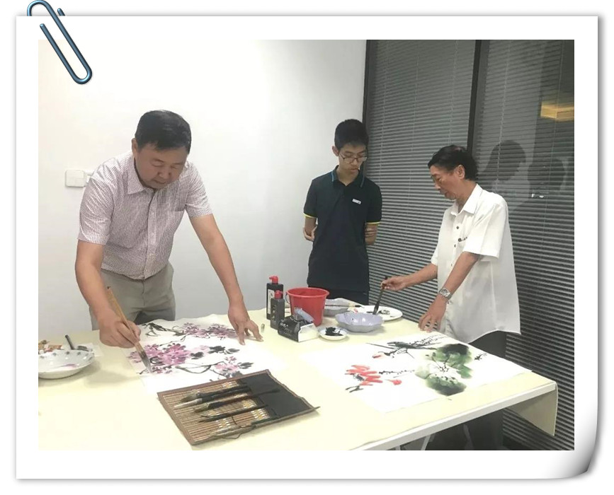 1534816641337487.jpg 進(jìn)貿(mào)通周末|著名國(guó)畫(huà)大師蒞臨進(jìn)貿(mào)通贈(zèng)《映日荷花》《紫氣東來(lái)》