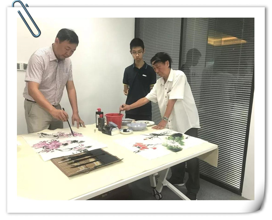 1534816662131830.jpg 進(jìn)貿(mào)通周末|著名國(guó)畫(huà)大師蒞臨進(jìn)貿(mào)通贈(zèng)《映日荷花》《紫氣東來(lái)》